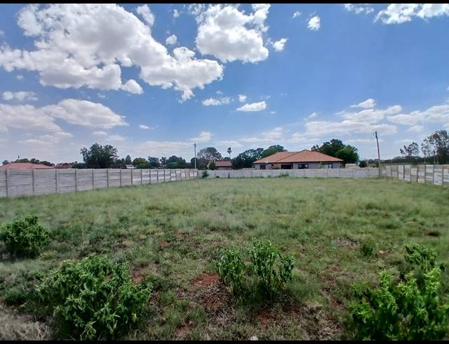 1,018M² VACANT LAND FOR SALE IN KOOKRUS